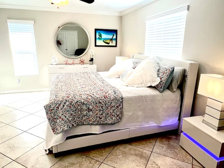 Mater Bedroom Tempur-Pedic King mattress