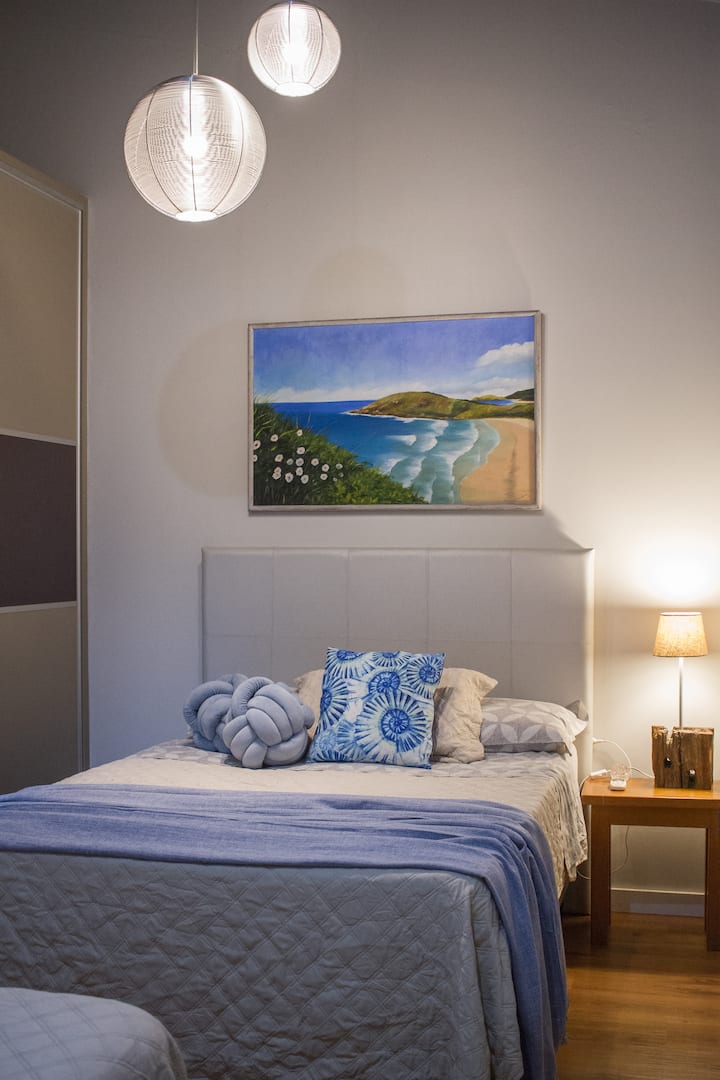 Suíte 2 com uma cama de casal e uma cama de solteiro