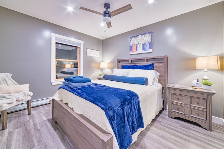 غرفة نوم في الطابق الأول بسرير بحجم كوين.  ستجد مناضد سرير مع أدراج ورفوف للأمتعة ومقعد صغير وفواحة للزيوت العطرية ورذاذ للغرفة. 