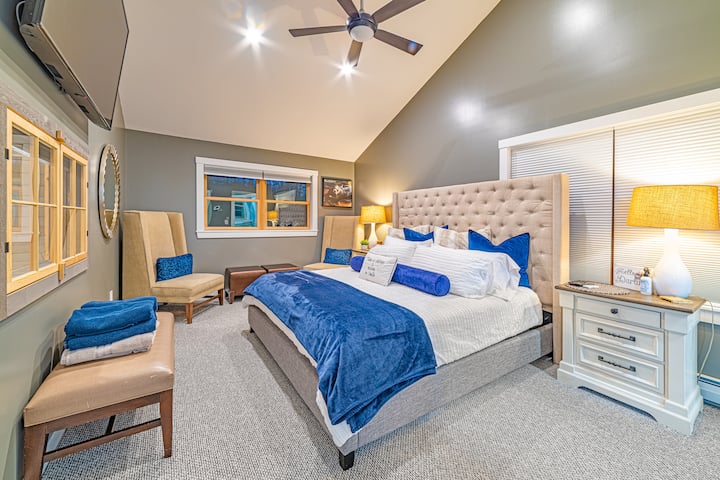 غرفة نوم كينج في الطابق العلوي. واسعة مع أسقف مقببة.  لوح أمامي كبير مبطن مفرط الكراسي الجانبية الكبيرة مع مساند القدمين.  تلفزيون إل جي سمارت 65 بوصة مع كابل ديش ساتلايت.  مناضد سرير كبيرة مع أدراج، موزع زيت أساسي ورذاذ للغرفة.