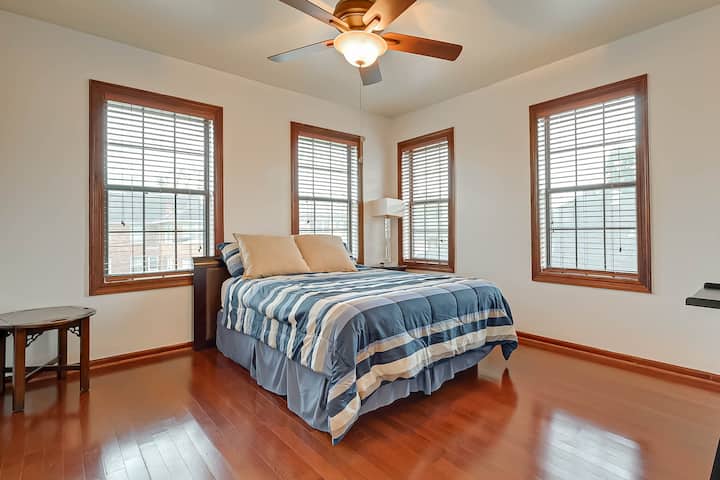 Მეორე საძინებელი 152 × 203 სმ საწოლით.