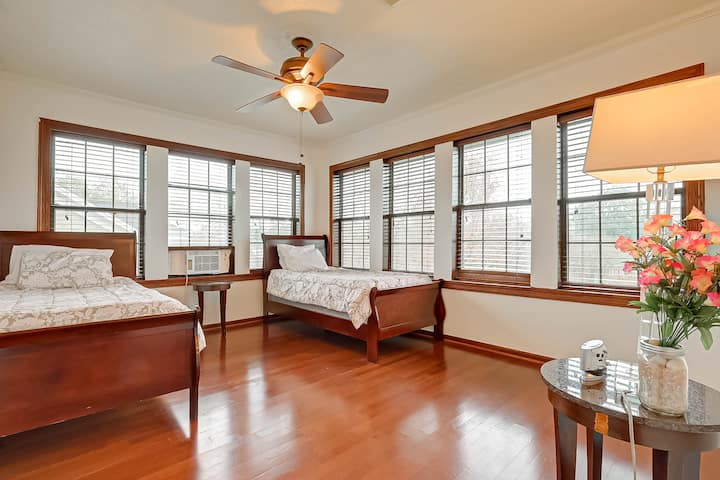 Მესამე საძინებელი ტყუპი საწოლებით და ბევრი მზის სხივებით.