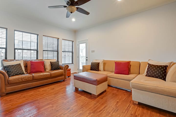 Დენი დამატებითი საძილე სივრცით. Მსუბუქი ტახტი არის გასაშლელი დივანი.