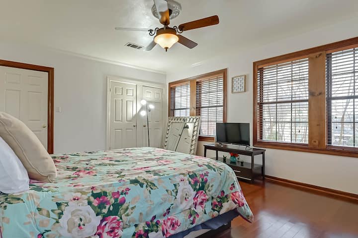 Უზარმაზარი მთავარი საძინებელი საწოლით.