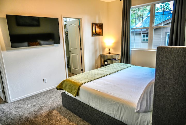 主卧配备加大双人床和55英寸电视，可在您最喜爱的应用程序上观看电影/电视节目。  床头柜配有电源插座和USB插座，方便您使用。 