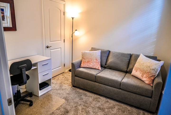 全尺寸拉出式沙发。  为了舒适起见，床垫已升级。  我们提供办公桌和椅子，满足您的商务/工作需求。 衣柜里有衣架和架子。 