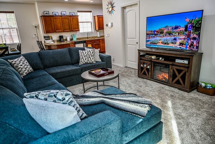 这是您的起居室，配备超大超舒适的沙发，您可以在壁炉旁享受您的空间，在65英寸电视上观看您最喜爱的节目，配备齐全的xbox 360/DVD播放器、游戏和firestick。 