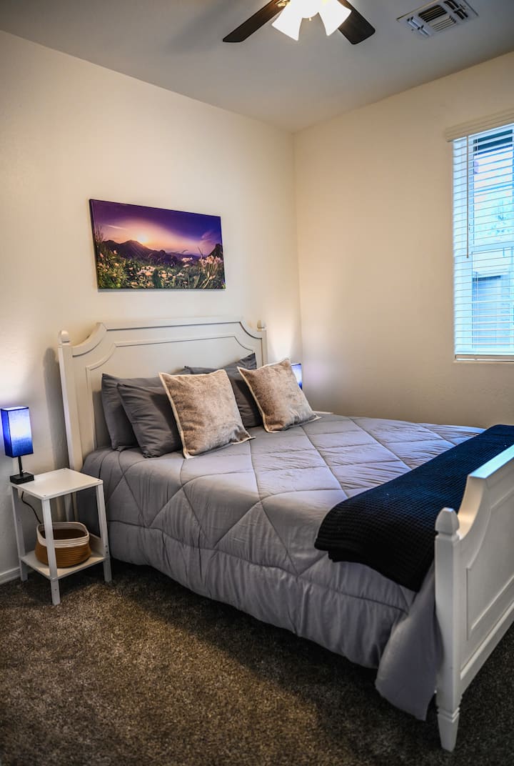 舒适的标准双人床，配备USB插座的台灯，方便您使用。 