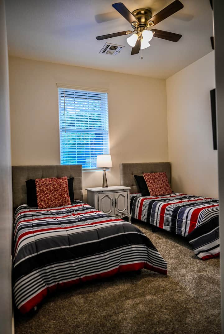 两张加大单人床，可供成人舒适入住。 灯具还配有USB端口，可满足您的充电需求。 