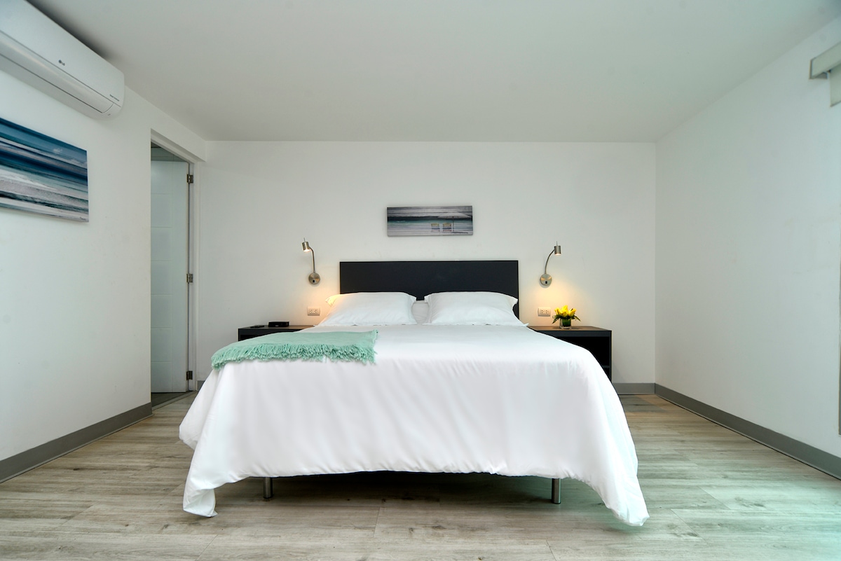 Spálňa. Čistá posteľná bielizeň raz týždenne.