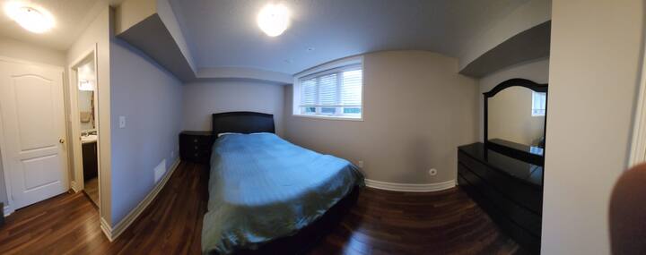 chumba kikubwa cha kulala kilicho na choo na bafu