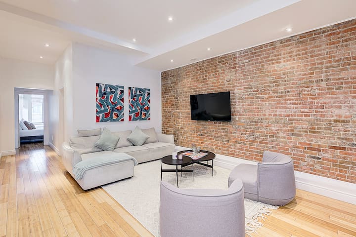 Huge 4 BR Apartment in the heart of Downtown!