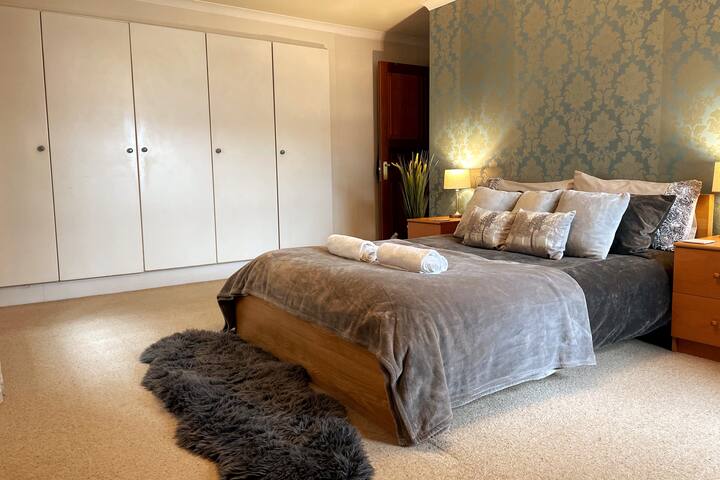 Beautiful 2 bedroom apartment by the Royal Mile gallery image 2