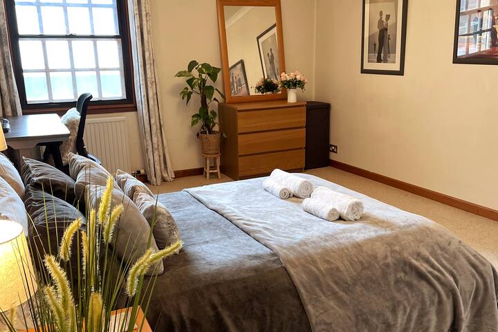 Beautiful 2 bedroom apartment by the Royal Mile gallery image 3