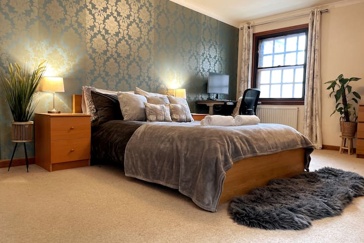 Beautiful 2 bedroom apartment by the Royal Mile