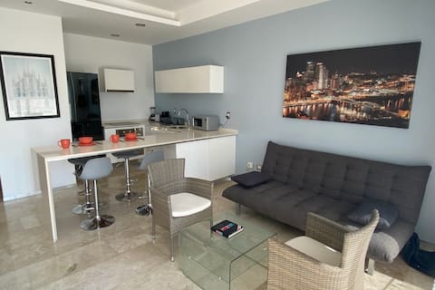 Popular Airbnb listing: Oceanview Rooftop Pool & jacuzzi in Las Brisas