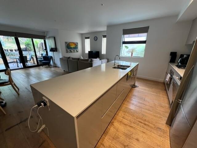 Cosy Entire Home Apartment with 3 bedrooms gallery image 3