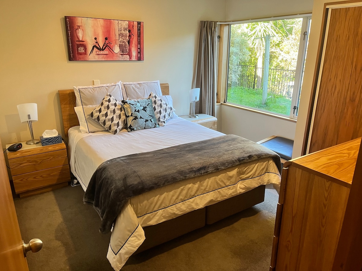 เตียงควีนไซส์ตู้ลิ้นชักและตู้ข้างเตียง 2 ตู้ตู้เสื้อผ้า