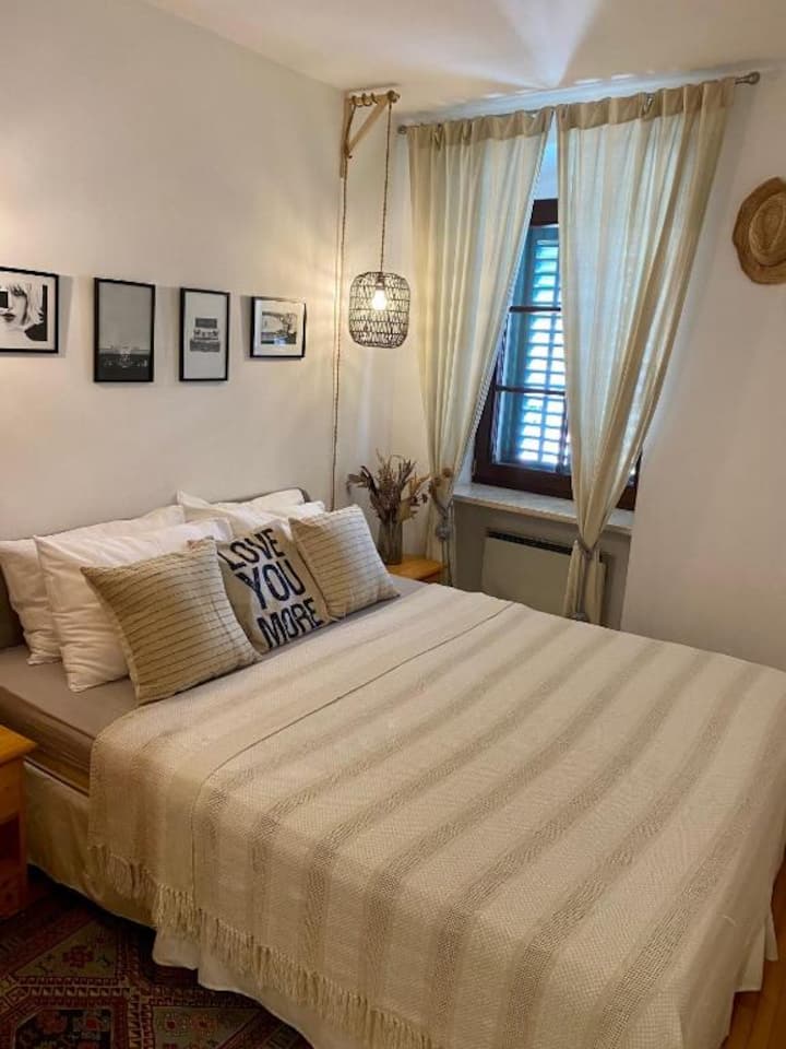 ห้องนอนหันหน้าไปทางทิศตะวันออกเฉียงเหนือพร้อมเตียงคู่ ห้องนอนหันหน้าไปทางสวนหลังบ้านและทั้งเงียบและเย็นสบายในเวลากลางคืน