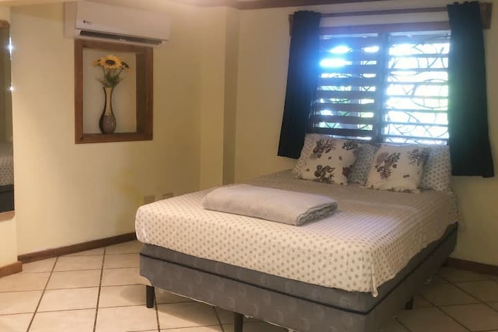 Habitación con cama doble