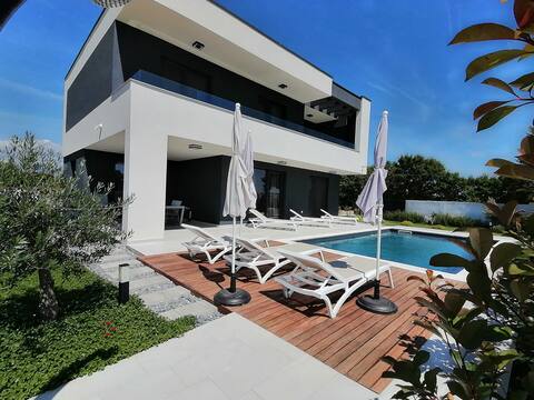 New villa Angelo 2020 ( sauna, gym, heated pool)