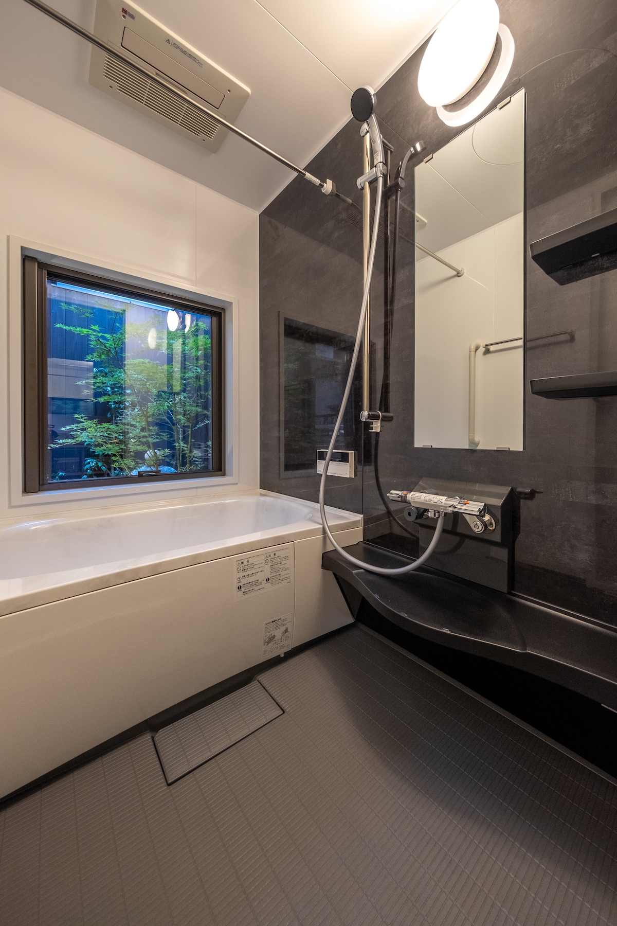 1 Fバスルーム（シャワー＆バスタブ）/バスルーム（レインフォールシャワー＆バスタブ）
のボディーソープとシャンプーとコンディショナー完備ポーラ・ポーラ・ボディーソープ・シャンプーーーーーーーーーー・コンディショナーを提供いたします。