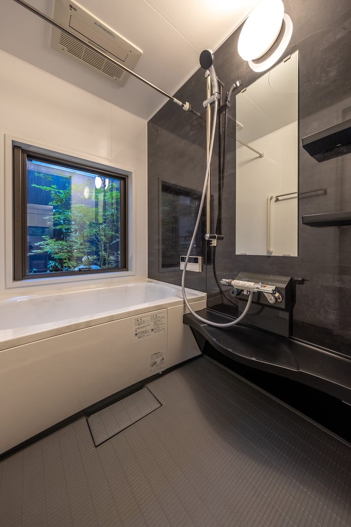 1 Fバスルーム（シャワー＆バスタブ）/バスルーム（レインフォールシャワー＆バスタブ）
のボディーソープとシャンプーとコンディショナー完備ポーラ・ポーラ・ボディーソープ・シャンプーーーーーーーーーー・コンディショナーを提供いたします。