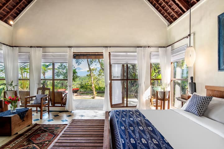 Krevat King Size me zonë ndenjëse.  Tarracë e përparme me më shumë ndenjëse në natyrë për të pushuar dhe për t 'u çlodhur