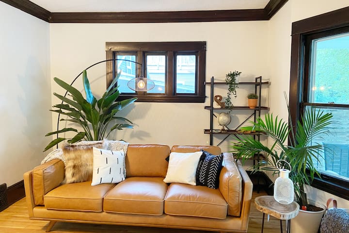 Heart of Uptown -walk to lakes, shops, restaurants