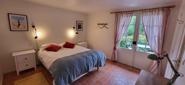 Parent bedroom outbuilding
140x200 bed, super comfortable mattress, duvet, linens, towels provided.
