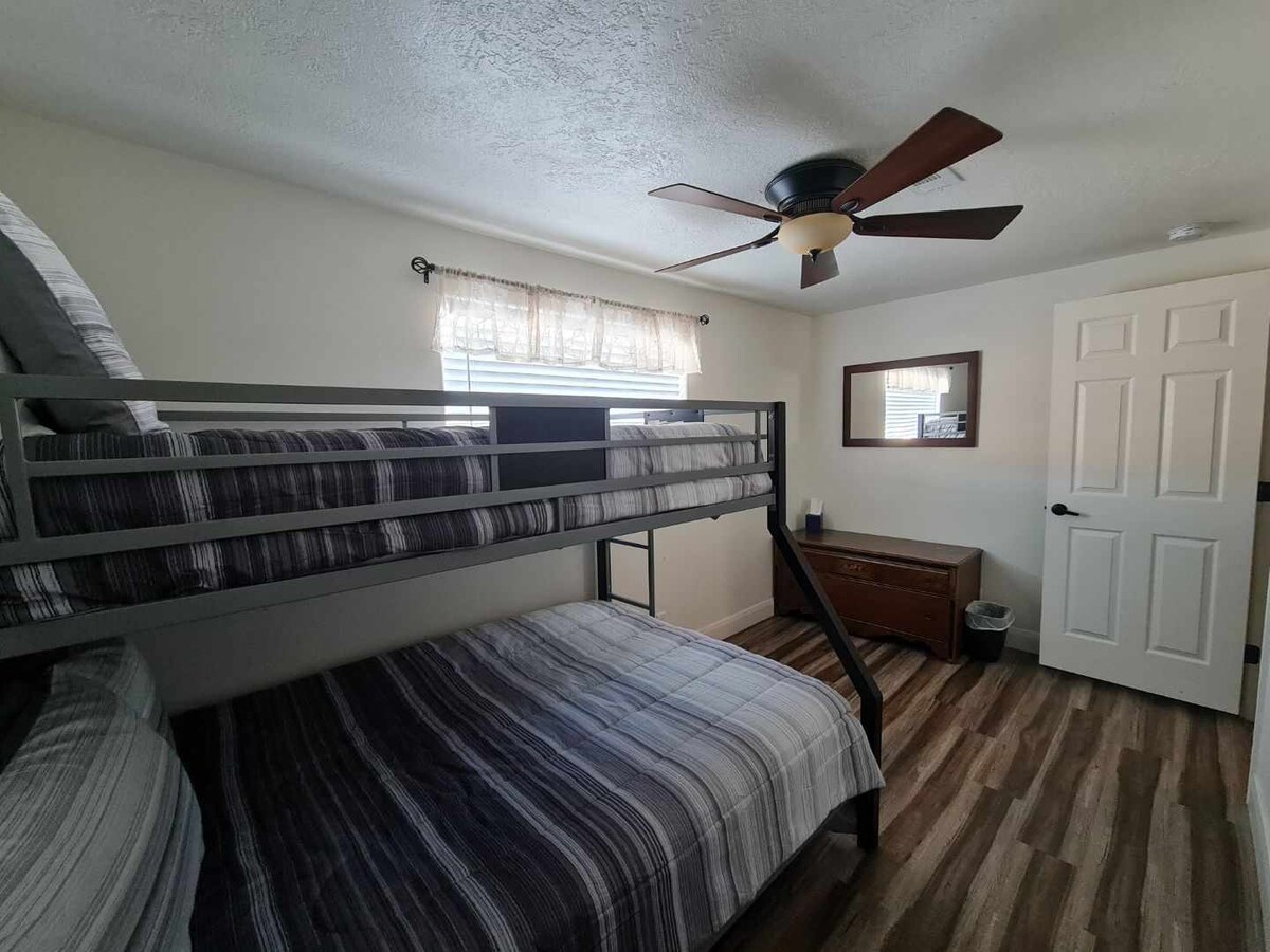 חדר 3. 
תחתון בגודל מלא
מיטת קומתיים עליונה 
זוגית ממוקמת
למטה. 