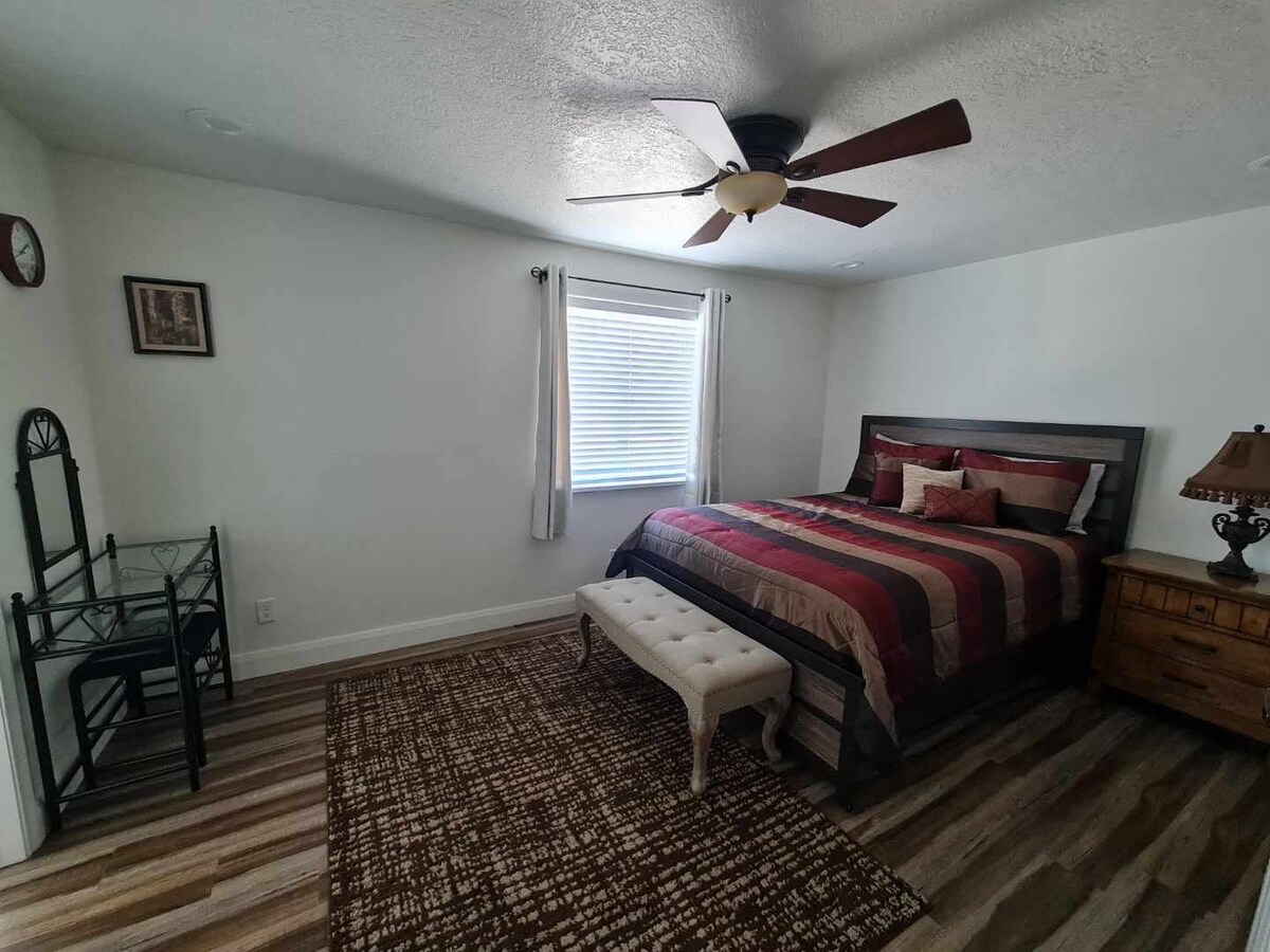 חדר 1. 
חדר שינה ראשי - 
מיטת קווין סייז. 
למעלה