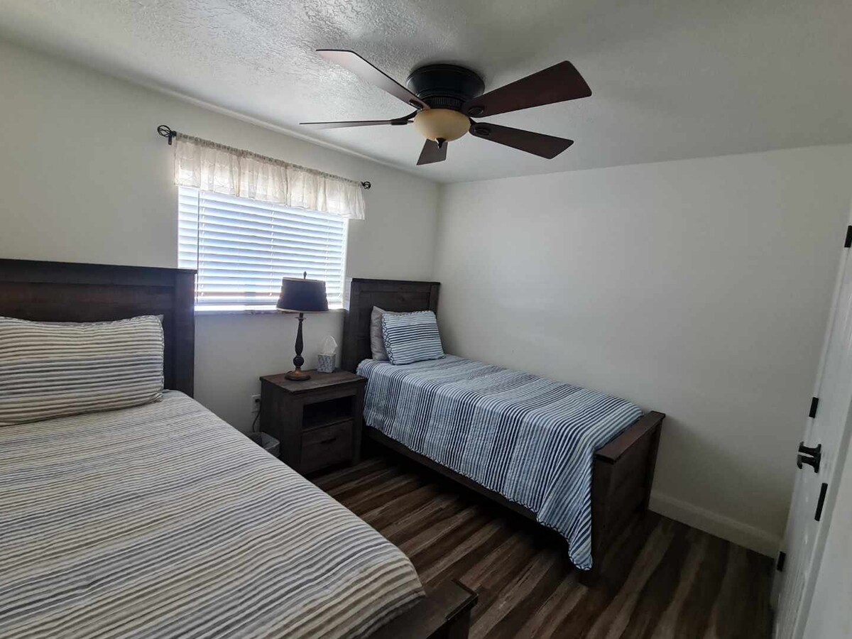 חדר 4. 
(2) מיטות זוגיות. 
למטה 