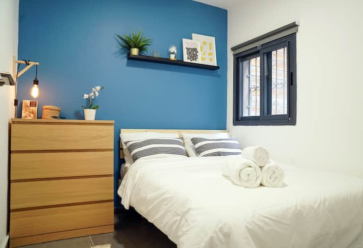 Chumba cha kulala, muundo laini na wa kustarehesha.
Kitanda ni cha ukubwa wa malkia, godoro la hali ya juu.
Imekadiriwa kuwa na uzoefu wa kulala wa nyota 5/5!