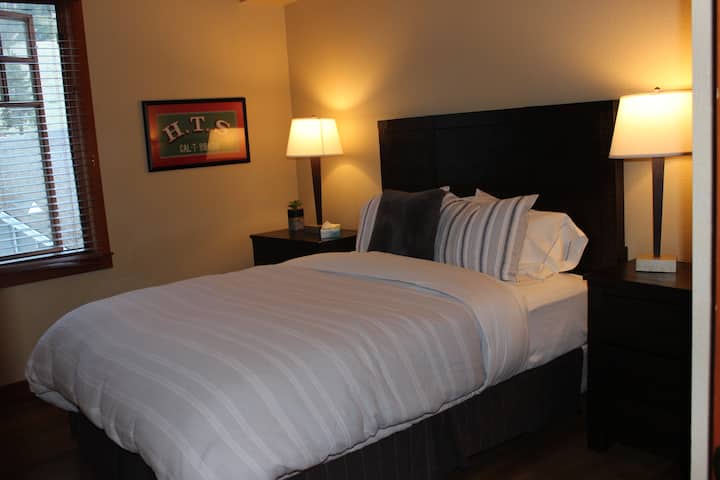 第二间卧室配备标准双人床。