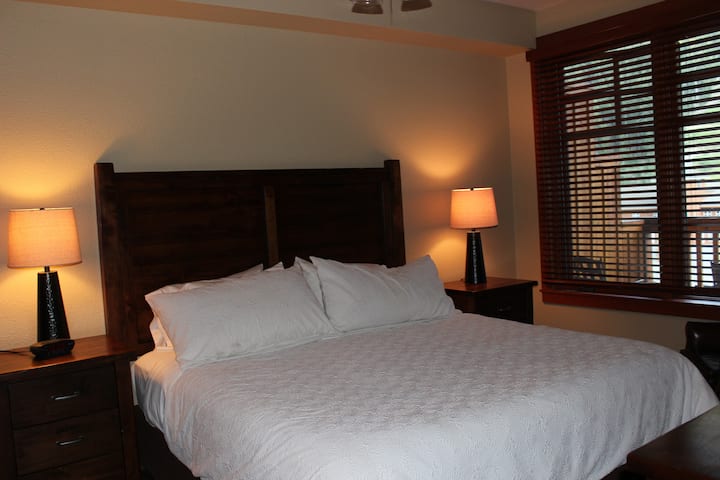 主卧配备加大双人床和吊扇。