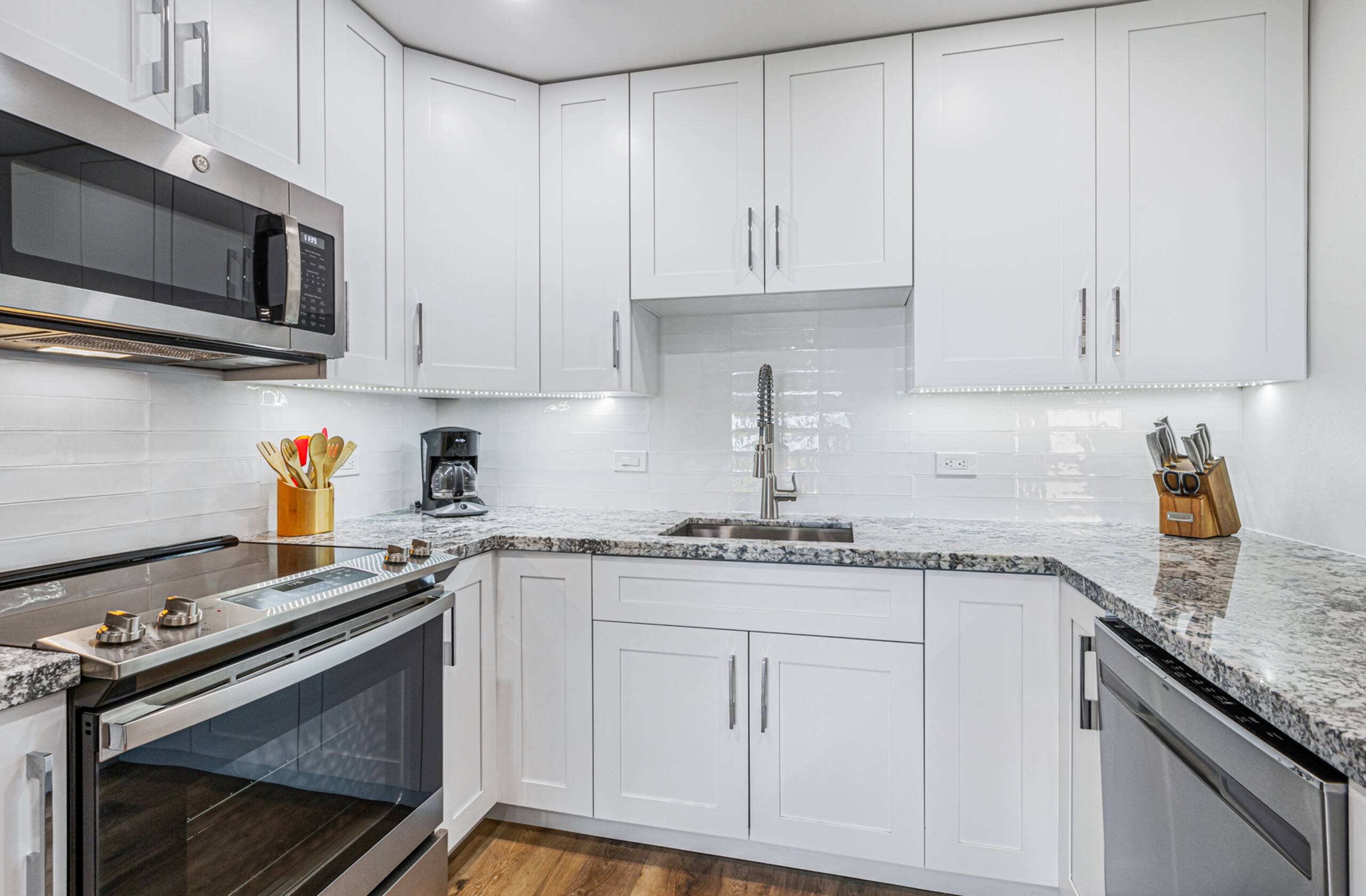 Condo in Lahaina · ★5.0 · 1 bedroom · 2 beds · 2 baths - Image 6