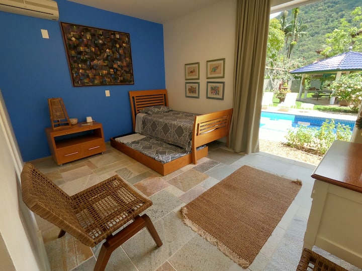 Suite # 3 con porta/finestra con uscita sul cortile e piscina. 