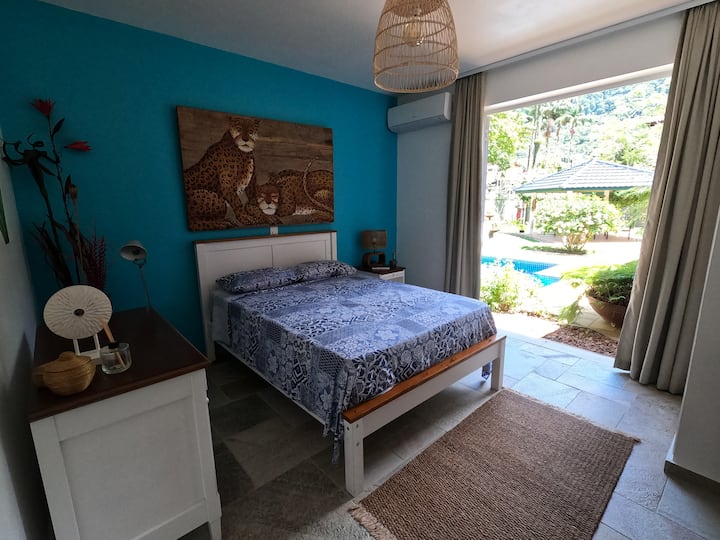 Suite # 2 con porta/finestra con uscita sul cortile e piscina. 