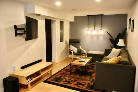 Top performing Airbnb: 1 Block from the Hospital, 4 minute walk. in Campbell River