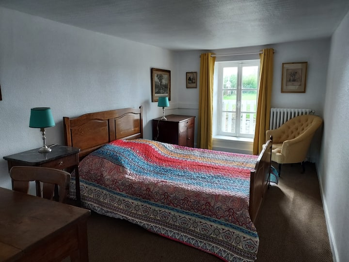 ห้องนอนพร้อมเตียงขนาด 140 x 190