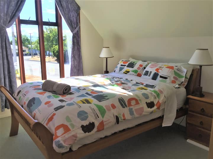 חדר שינה גדול למעלה עם מיטת קווין נוחה ונוף נהדר.