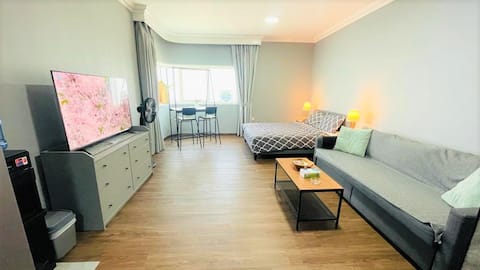 Corniche Convivial Studio Sea View & Housekeeping