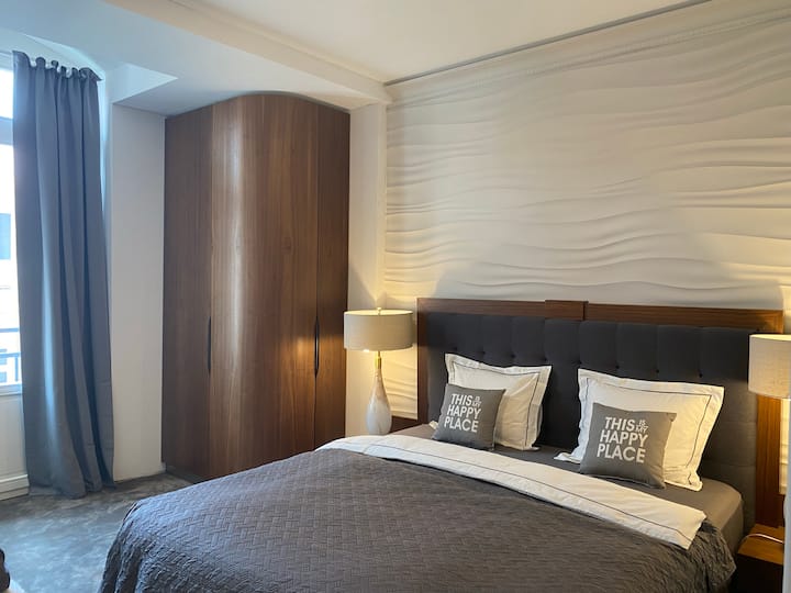 Lit King Size avec oreillers supplémentaires. Dans le fermé, vous avez une laveuse et une sécheuse au-dessus de la porte secrète :-).