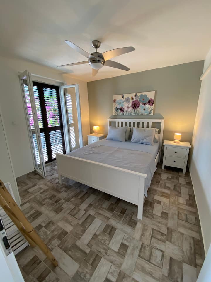 Master Sleeping Room აუზის დონის ბინა