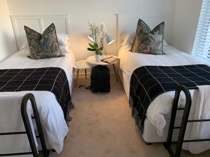 Sovrum 3 bäddat som dubbelsäng eller 2 enkelsängar 