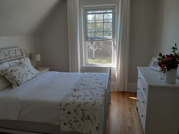 Sovrummen är mjuka, avslappnade och bekväma...vi har ett rum i dubbelsängsstorlek och två rum i queen-storlek. Varje säng har en ny Bloom-madrass, med fräscha lakan, ett täcke och en filt. Varje säng har fyra kuddar. 