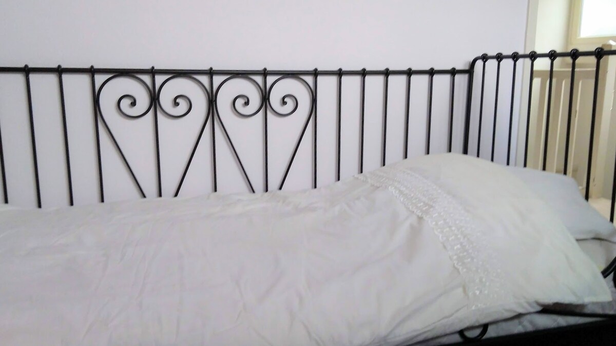 спална соба (единечен кревет)