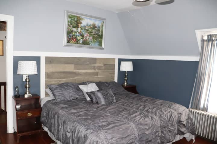 חדר שינה ראשי בקומה השנייה עם חדר שינה 1