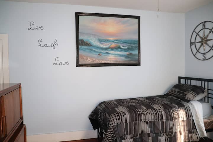 חדר שינה ראשי בקומה השנייה עם חדר שינה 3